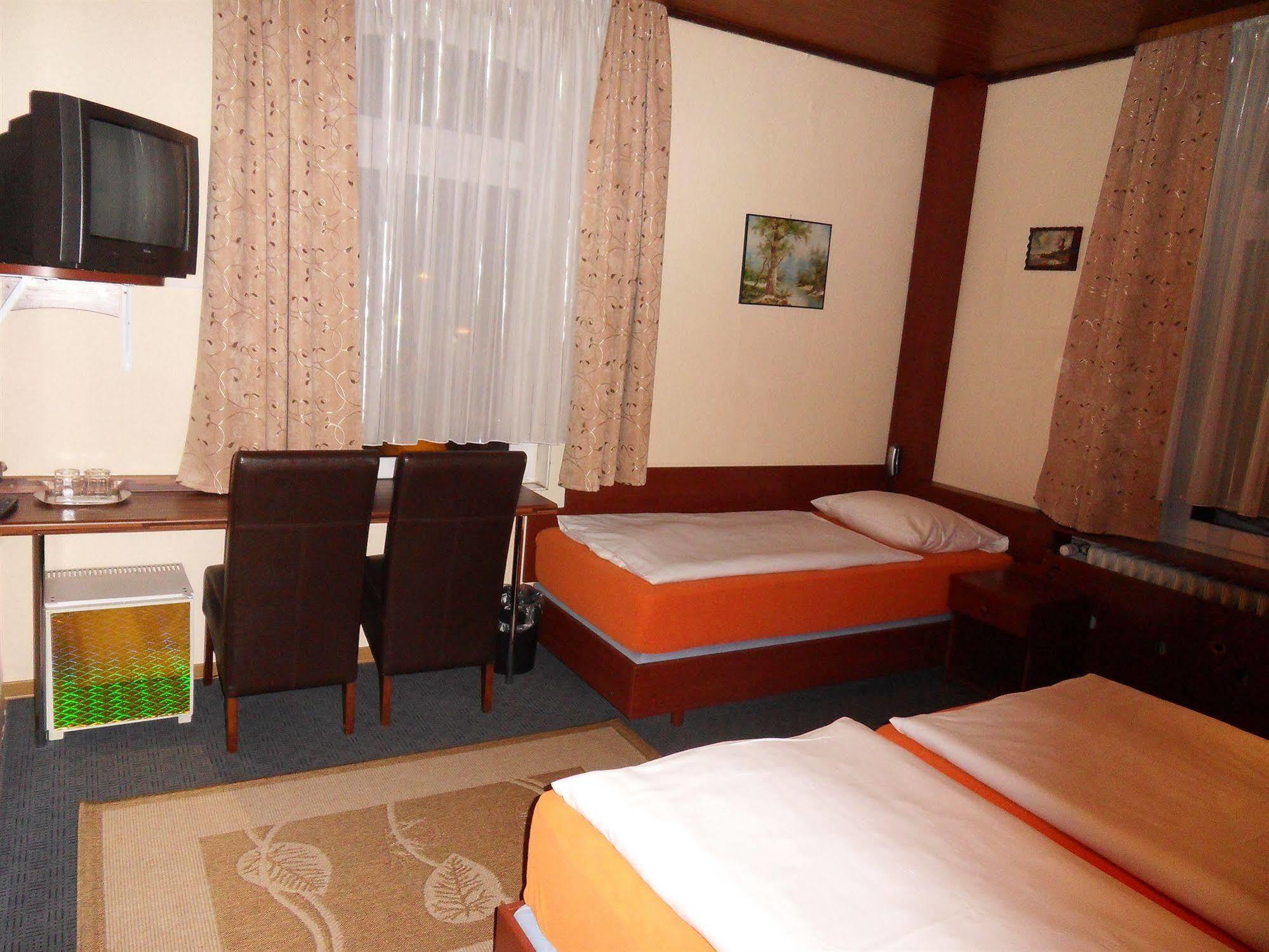 Hotel Zum Adler Бад-Хомбург-фор-дер-Хёэ Экстерьер фото